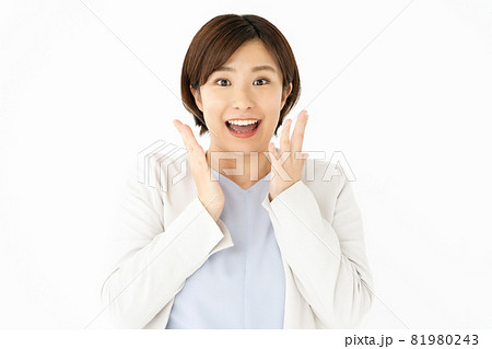 ミドル女性　驚く　ビジネスウーマン  81980243