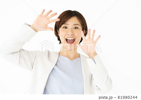 ミドル女性　驚く　ビジネスウーマン  81980244