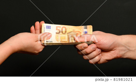 People's consent, the transfer of money from hand to hand, the European currency in the market. People's consent, the transfer of money from hand to hand, the European currency in the market. 81981021