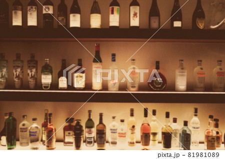 バーカウンターに置かれたお酒の瓶 バーカウンターに置かれたお酒の瓶 81981089