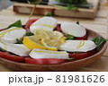 キャンプ場で食べるトマトとモッツァレラのカプレーゼ 81981626