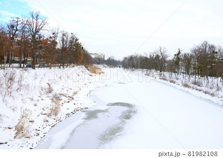 View of the frozen river on a cold winter day. 81982108