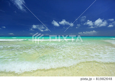沖縄 伊良部島 渡口の浜 透明度抜群の海 沖縄 伊良部島 渡口の浜 透明度抜群の海 81982648