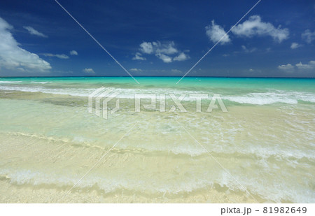 沖縄　伊良部島　渡口の浜　透明度抜群の海 81982649