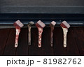 ペンキを塗った後に洗った刷毛 81982762
