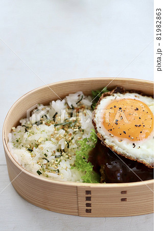 曲げわっぱに入れたハンバーグの一品弁当 81982863