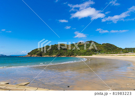 長崎で晴天の透き通った海の高浜海水浴場 81983223