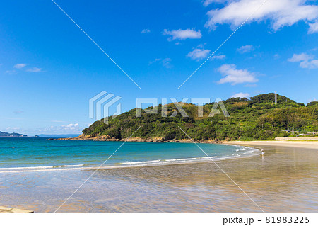 長崎で晴天の透き通った海の高浜海水浴場 81983225