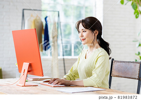 オフィスで仕事をするデザイナー オフィスで仕事をするデザイナー 81983872