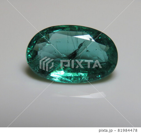 emeraldエメラルドルース正面インクルージョンの写真素材 [81984478 