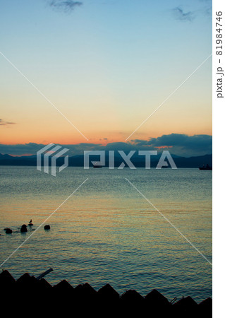 夕陽に染まる空　空色 81984746