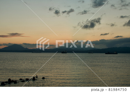 夕陽に染まる空　空色 81984750