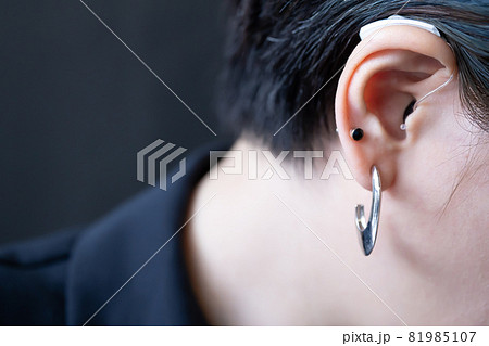 アクセサリーになじむ補聴器 アクセサリーになじむ補聴器 81985107