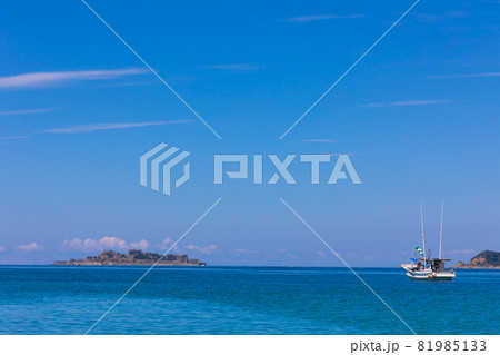 晴天の長崎での軍艦島へ向かう船 81985133