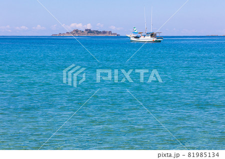 晴天の長崎での軍艦島へ向かう船 81985134