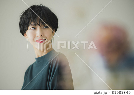 深緑のニットの女性 81985349