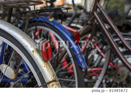 違法に路上駐輪している自転車 違法に路上駐輪している自転車 81985672