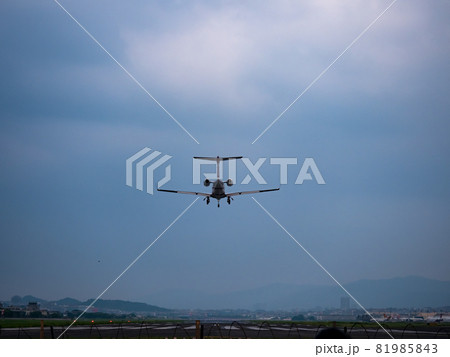 Airplane Landing in Taipei city, Taiwan. 81985843