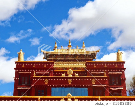 中国四川省の山岳地帯　理塘のチベット寺院 81985889