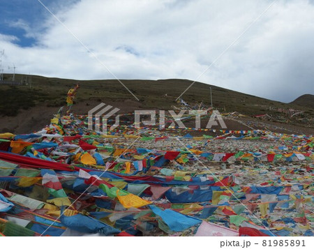 中国四川省の山岳地帯 峠のタルチョ(祈祷旗) 中国四川省の山岳地帯 峠のタルチョ(祈祷旗) 81985891