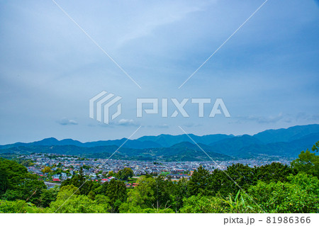 神奈川の秦野の町並みと空 81986366