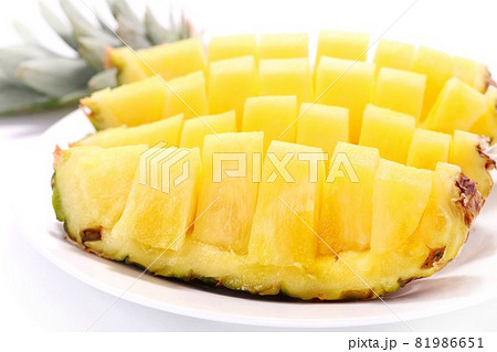 パイナップルボート カットフルーツ 明るい背景 パイナップルボート カットフルーツ 明るい背景 81986651