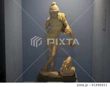 Perseus old roman marble statue 81986831