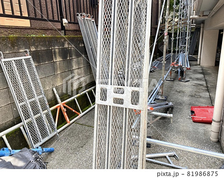 足場組み立て最中 81986875