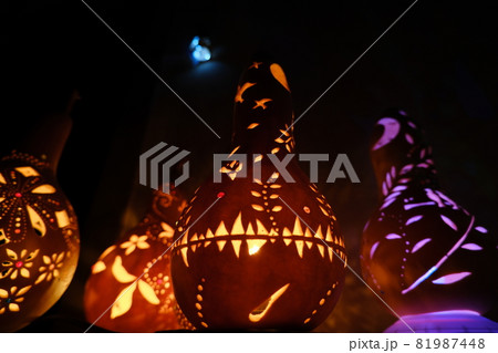 手作りヒョウタンランプの明かり(Light of H.made Lamp) 81987448