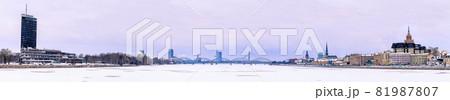 Riga cityline panorama from middle of river Daugava 81987807