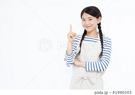 笑顔で指差しをしている30代の主婦 81990303