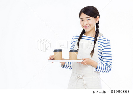 カフェで働く30代の店員 81990363