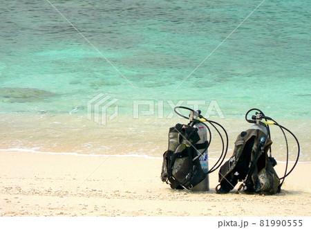 マリンブルーと白浜の海辺に置かれたスキューバダイビング用の酸素ボンベの写真素材 [81990555] - PIXTA