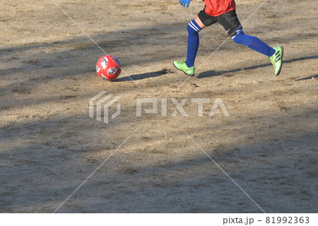 子供サッカー教室 公園でボールを追いかける 子供サッカー教室 公園でボールを追いかける 81992363