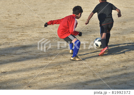 子供サッカー教室　公園でボールを追いかける　 81992372