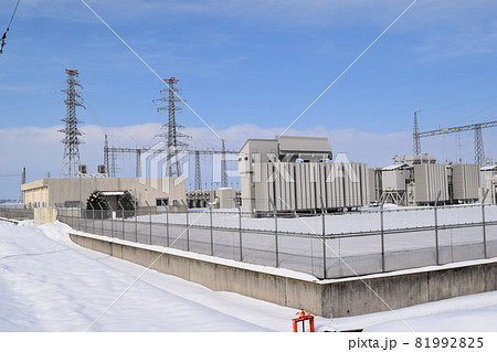 屋外変電設備と送電塔 屋外変電設備と送電塔 81992825