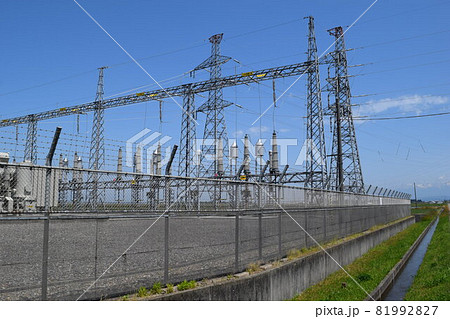 屋外変電設備と送電塔 屋外変電設備と送電塔 81992827