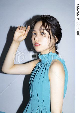 緑のドレスの女性 81992993