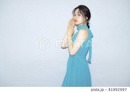 緑のドレスの女性 81992997