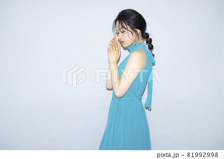 緑のドレスの女性 81992998