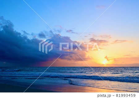 朝焼け雲　9月中旬の久慈浜海岸　茨城県日立市 81993459