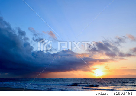 朝焼け雲 9月中旬の久慈浜海岸 茨城県日立市 朝焼け雲 9月中旬の久慈浜海岸 茨城県日立市 81993461