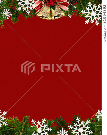 もみの木とオーナメントで飾った赤いクリスマス背景 もみの木とオーナメントで飾った赤いクリスマス背景 81994392