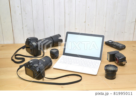 パソコンとデジタルカメラのある部屋 81995011