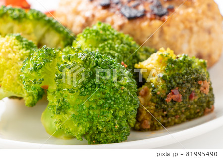 ハンバーグに添えられたブロッコリー。 81995490