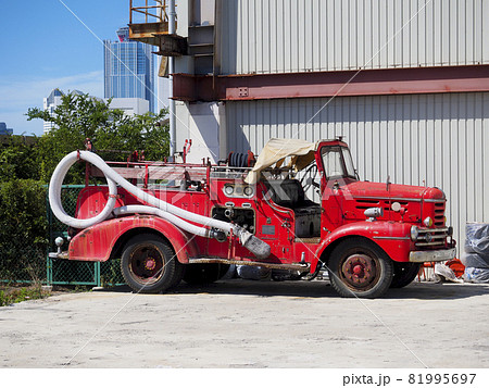 朽ち果てる古い消防車 81995697