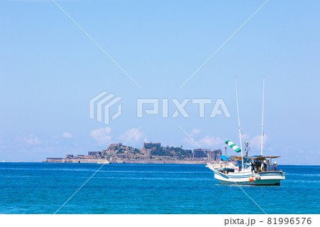 晴天の長崎での軍艦島へ向かう船 81996576