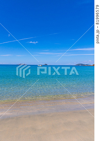 長崎で晴天の透き通った海の高浜海水浴場 長崎で晴天の透き通った海の高浜海水浴場 81996579