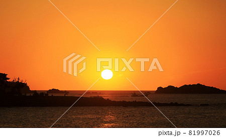 気仙沼の観光地岩井崎の朝日のある海風景 81997026