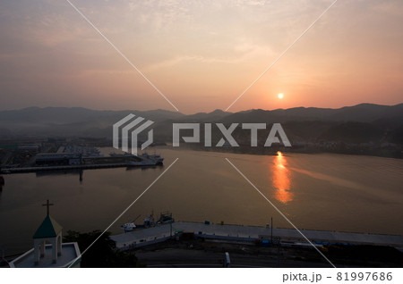 気仙沼港の朝、オレンジ色の日差しに穏やかな一日を感じる。 81997686
